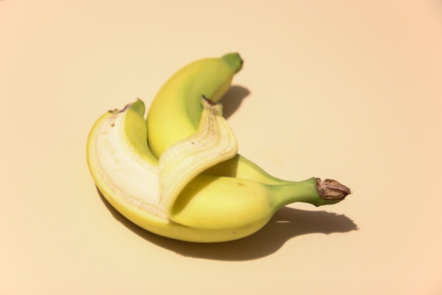 два банана обнимаются