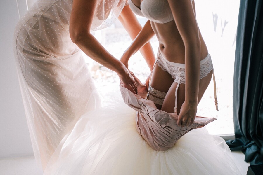 невесту одевают в платье
