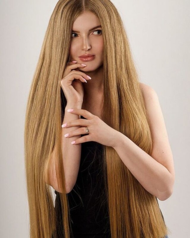 девушка с длинными волосами