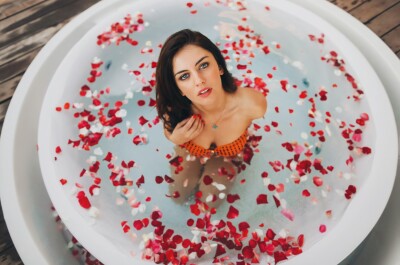 Ванна с лепестками роз: как создать романтичный настрой