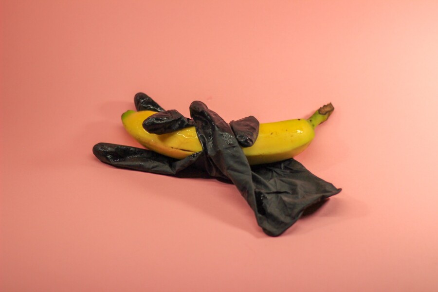 перчатка и банан