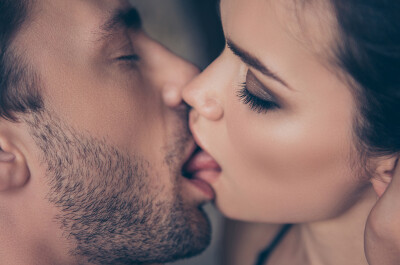 Порно как правильно целоваться в засос