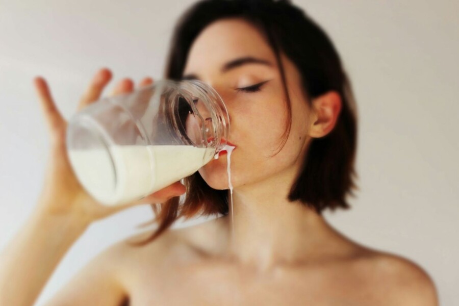 девушка с молоком