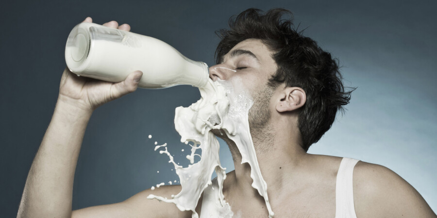 парень пьет молоко