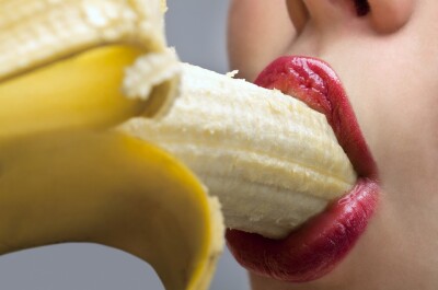 Брюнетка с пухлыми губами облизывает банан прежде чем сделать минет своему парню