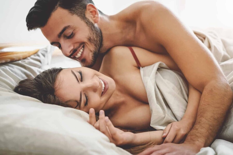сексуальная пара в постели
