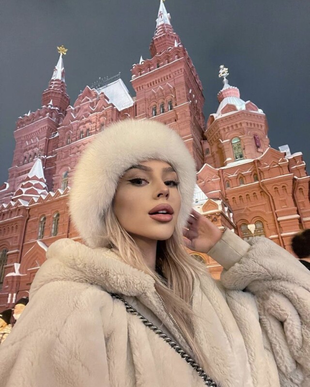 красивая славянская девушка