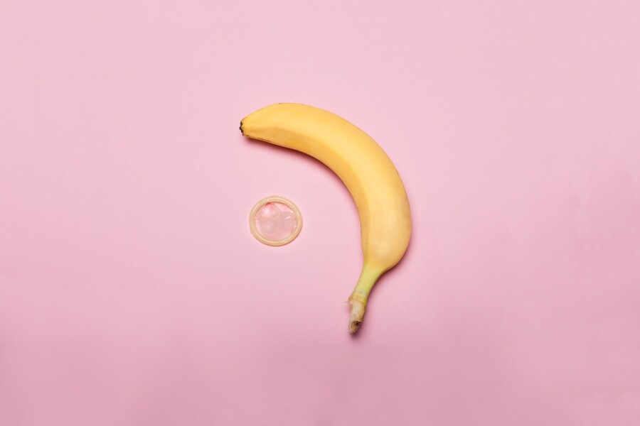 презерватив и банан