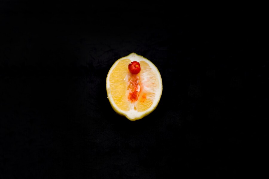 ягодка на половинке лимона