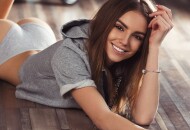 Как возбудить женщину, шлепая по ягодицам?