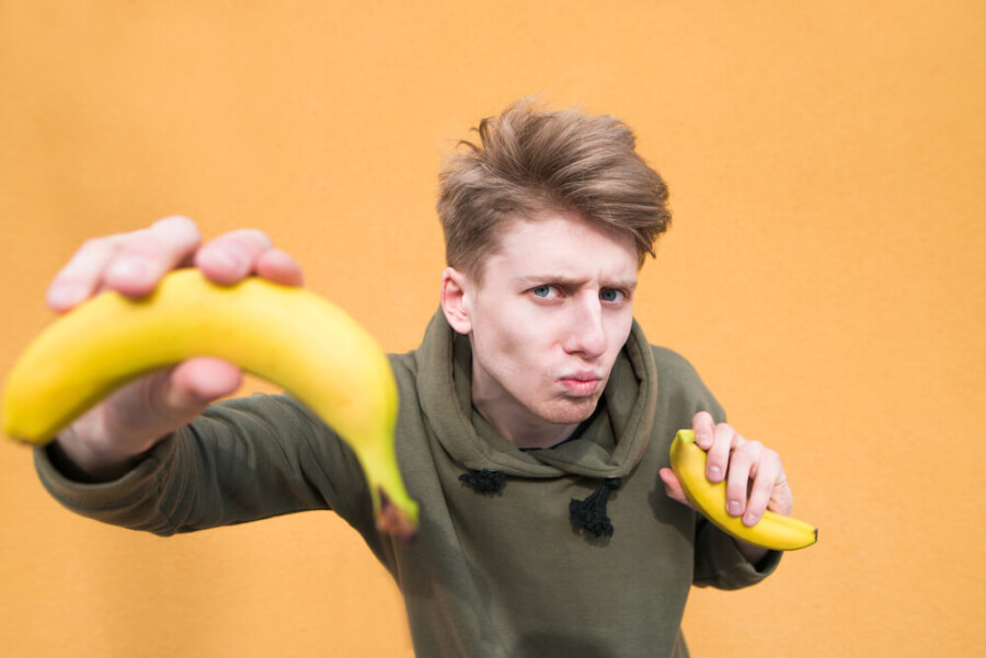 парень с двумя бананами