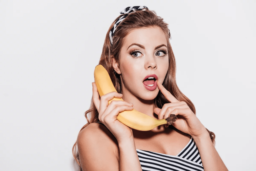 девушка с бананом думает