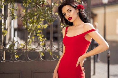Красивые девушки в красном платье (79 ФОТО)