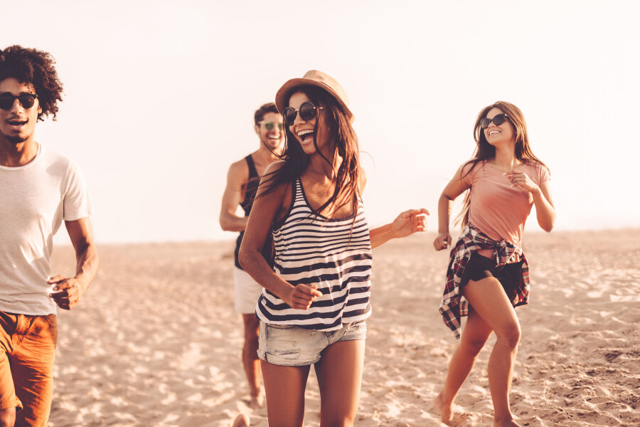 Девушка с друзьями на пляже