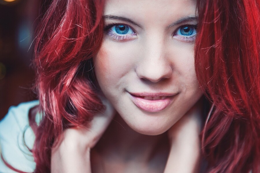 девушка с красными волосами