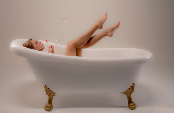Блондинка кончает в ванной от струи воды