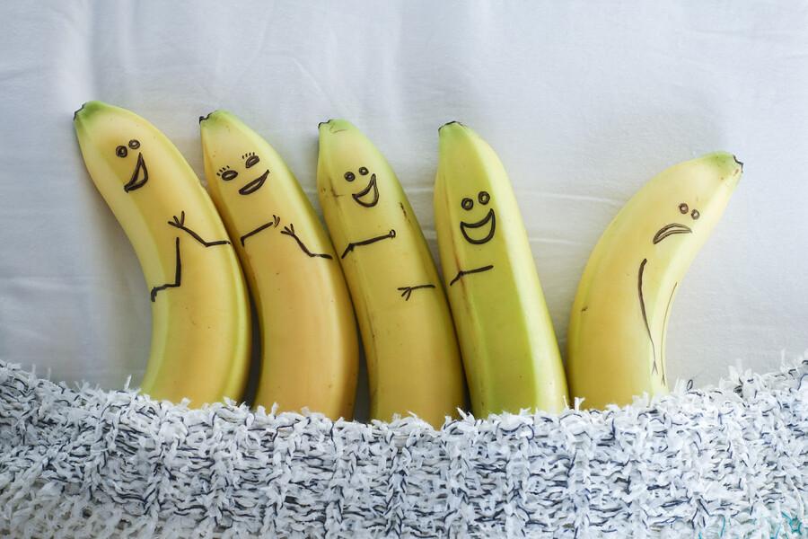 радостные и грустный банан