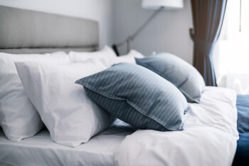 Проблемы со здоровьем и личной жизнью: почему одному человеку нельзя спать на двух подушках