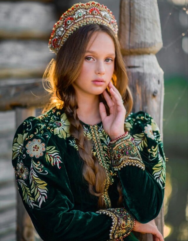 красивая славянская девушка