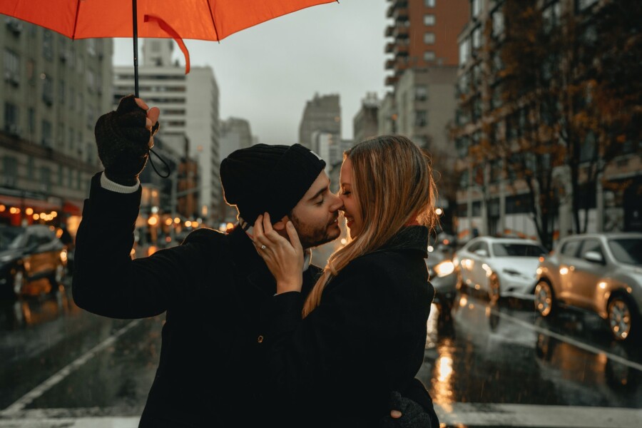 девушка и парень под зонтиком