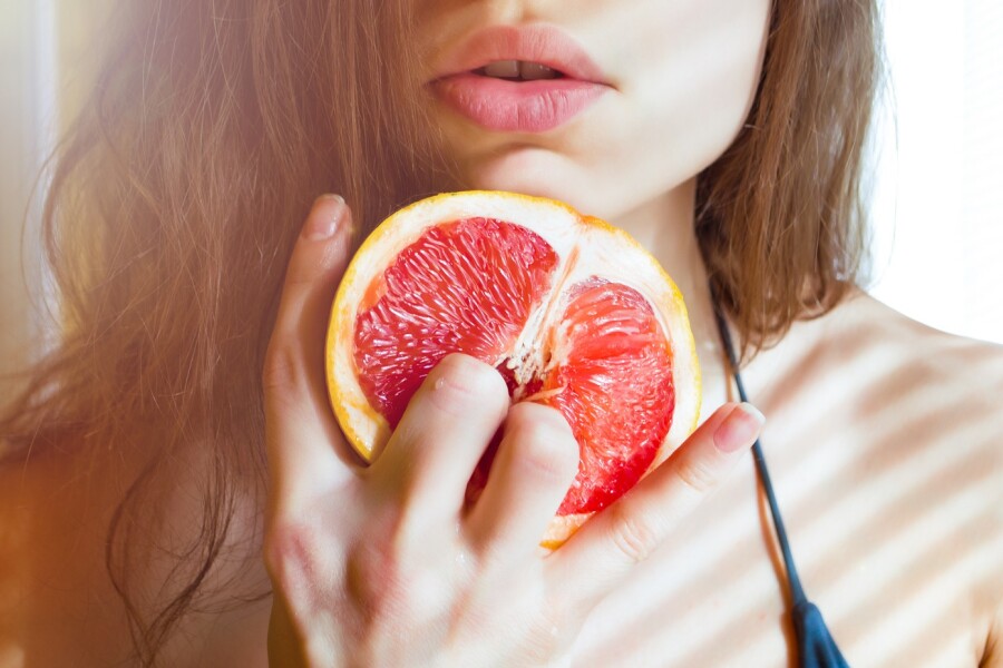 девушка с грейпфрутом