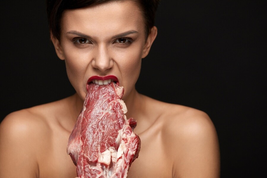 девушка ест мясо