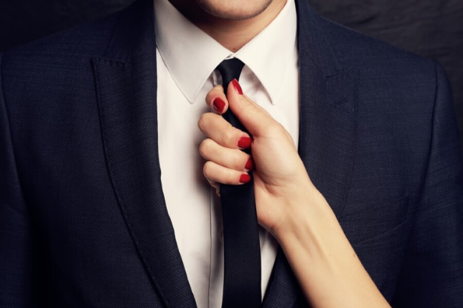 женская рука держит галстук