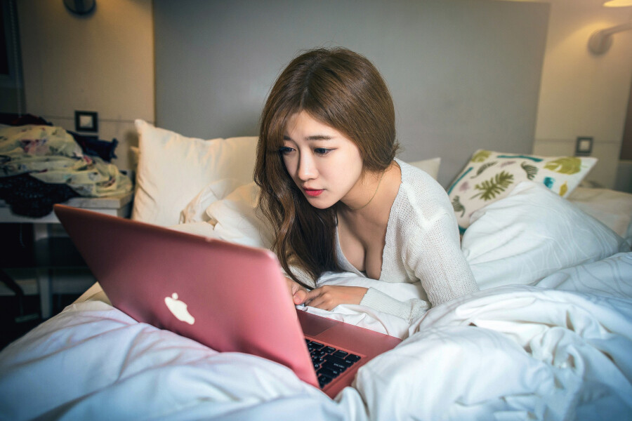 девушка с ноутбуком на кровати