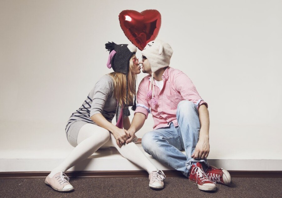 парень и девушка целуются в шапках