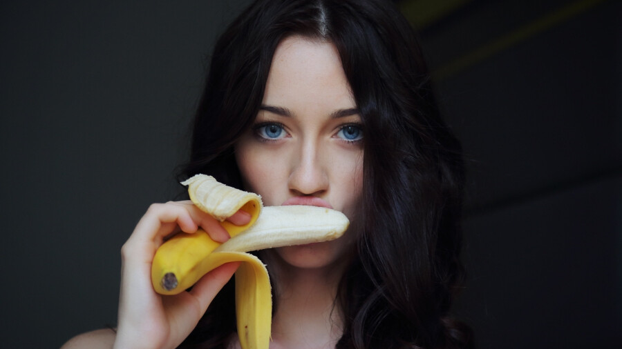 девушка и банан