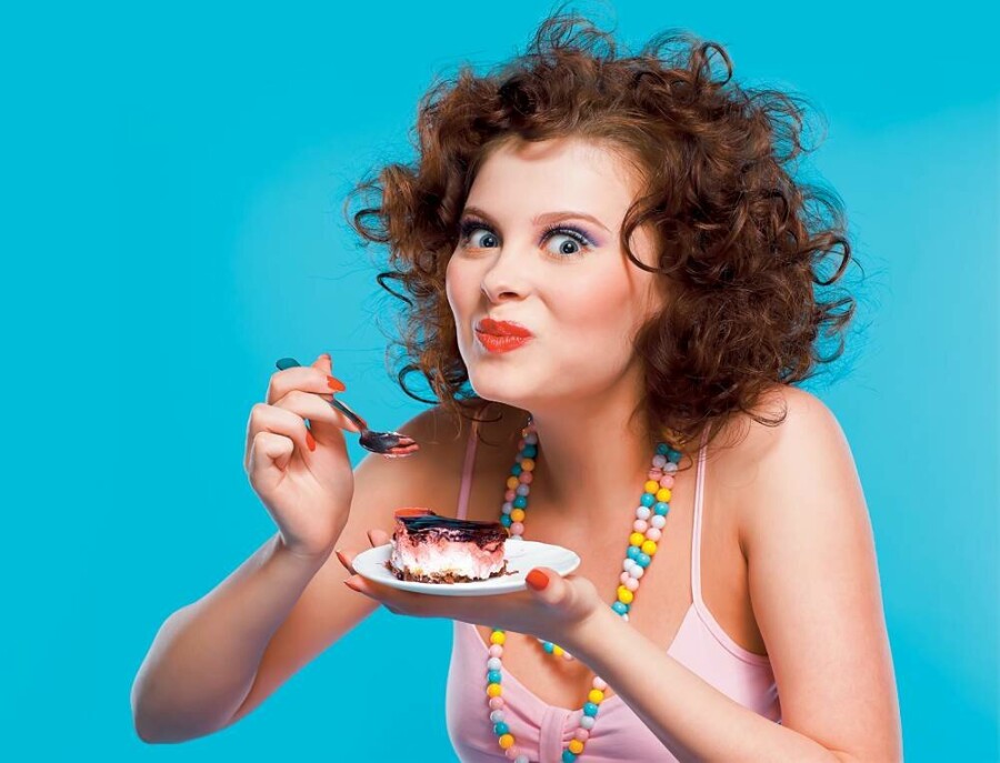 девушка кушает пирожное