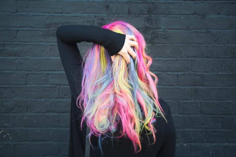 девушка с разноцветными волосами