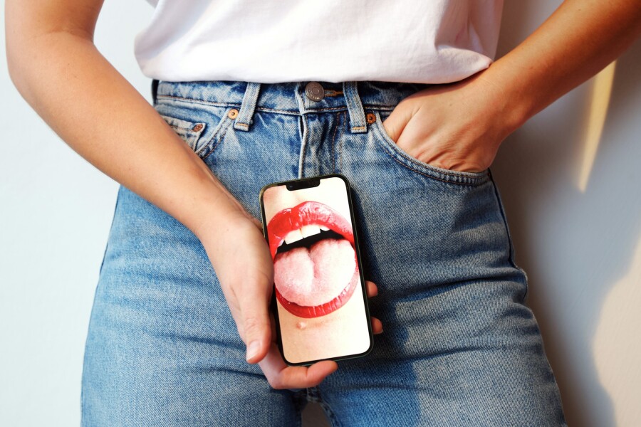 девушка с телефоном