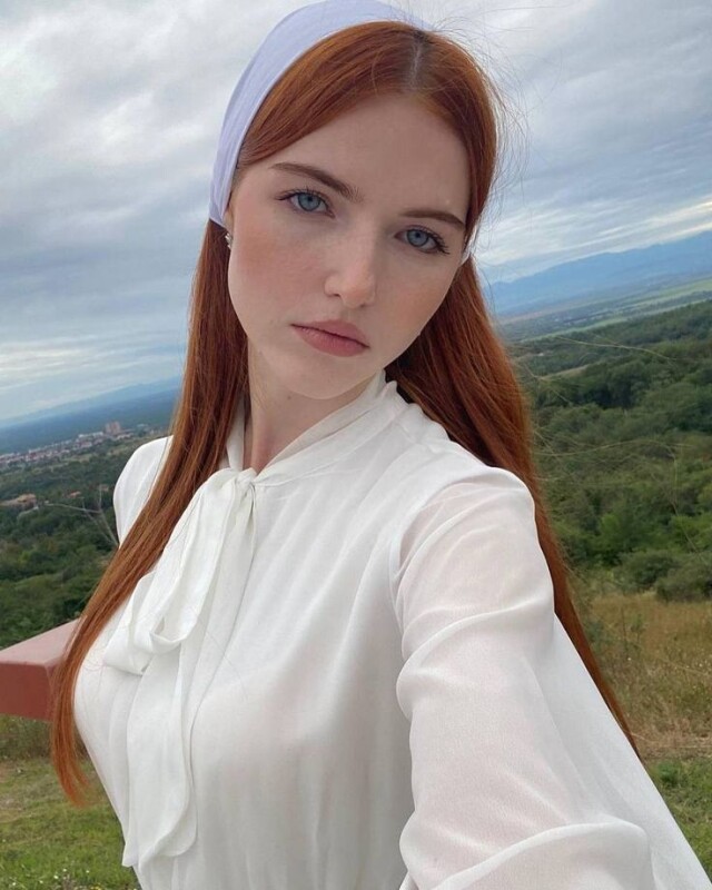 красивая славянская девушка