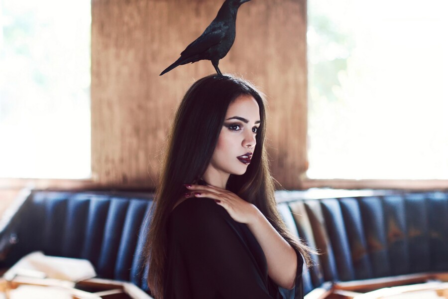 девушка с птицей