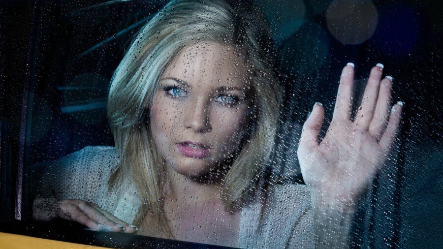 грустная девушка в окне машины