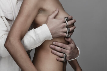 Порно парень трогает грудь девушки (75 фото) - порно altaifish.ru