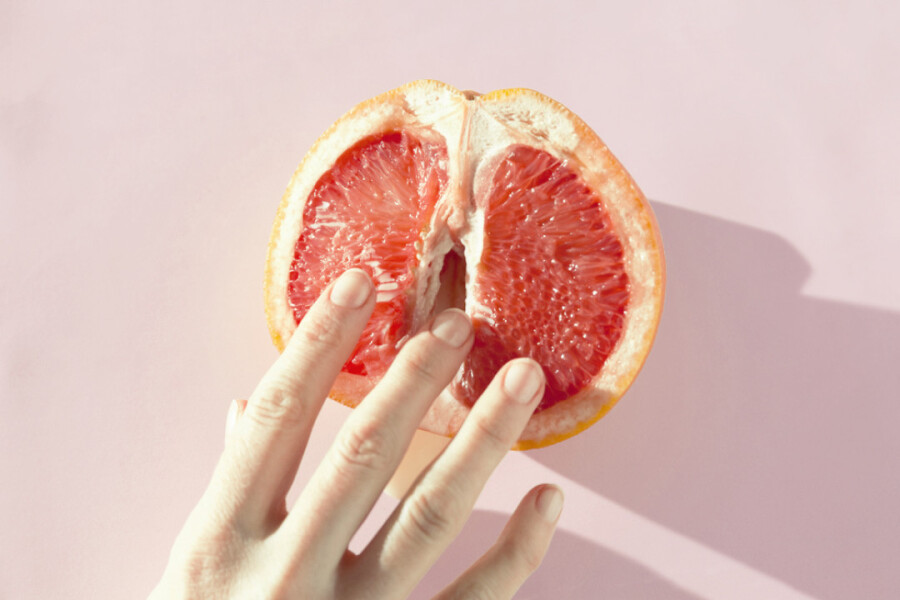 пальцы на половинке грейпфрута