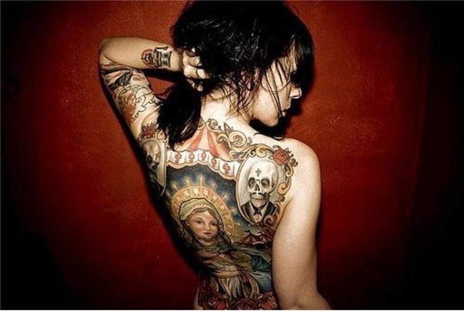 красивая девушка с татуировками