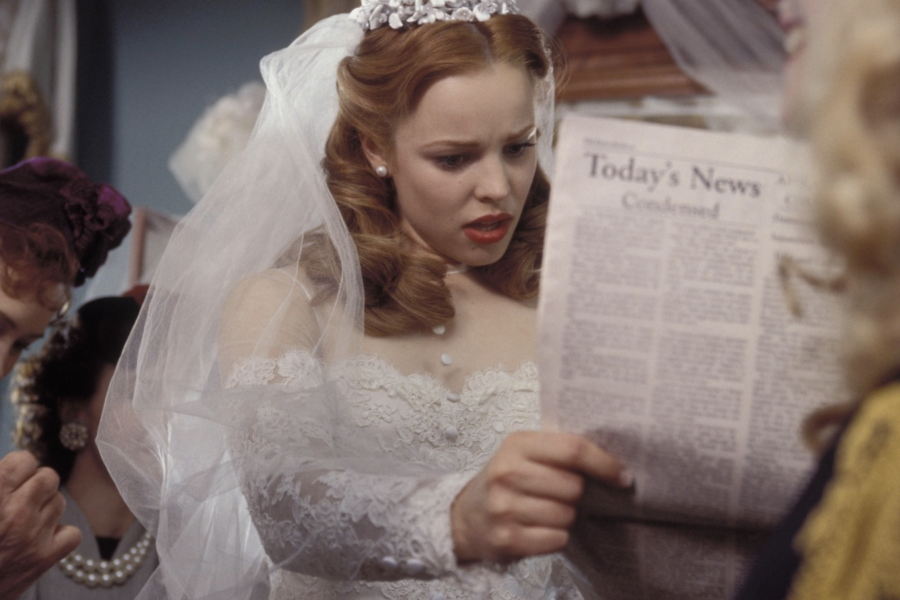 невеста читает газету
