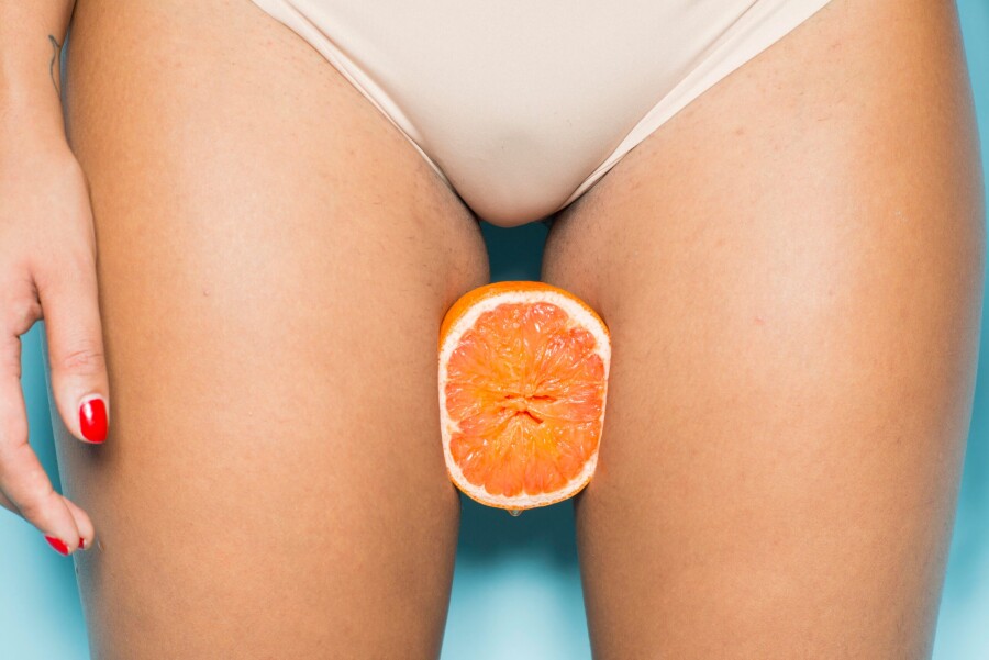 апельсин между женских ног