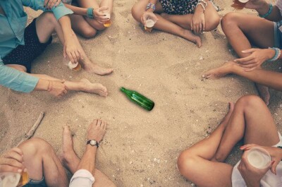 Порно студенты играют в бутылочку: 60 видео найдено