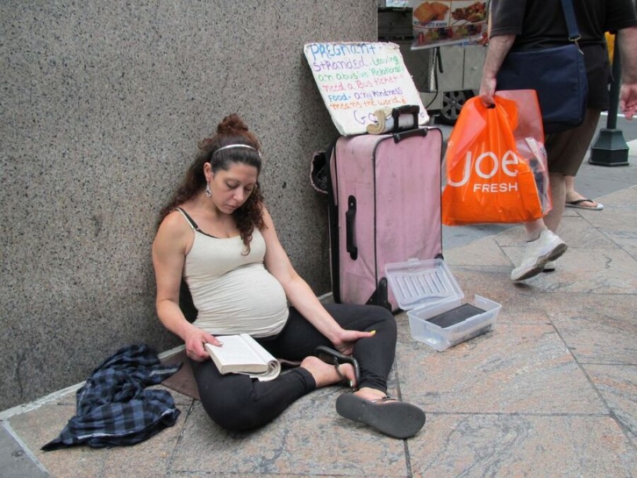 бездомная беременная женщина