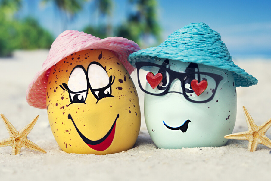 смешные яйца на пляже
