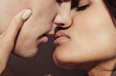 Как правильно целоваться с парнем: освоение техники хорошего поцелуя