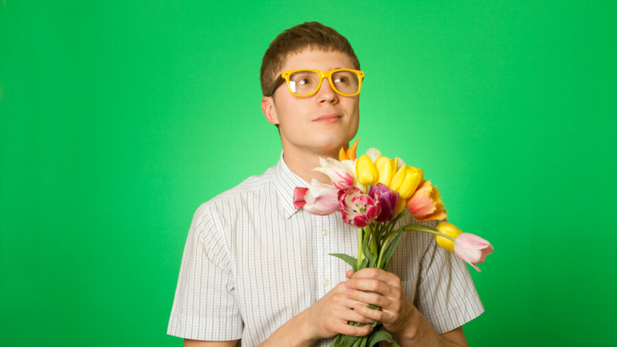 парень в очках с цветами