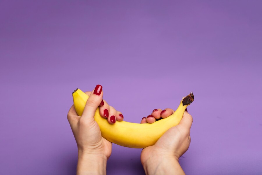 банан в руках