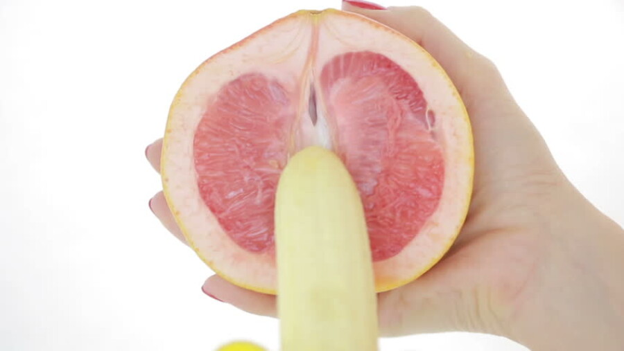 Женский половой персик. Грейпфрут в разрезе. Фрукты в виде члена. Сочный грейпфрут. Грейпфрут нарезанный.