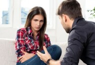 Почему мужчина пошло шутит при мне? Меня это бесит