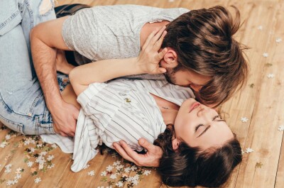 Секс на полу у кровати: почему он иногда лучше, чем на матрасе